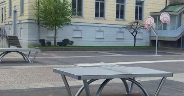 Zwei neue, wetterfeste Tischtennisplatten auf dem Schulhof des Schelztor-Gymnasiums