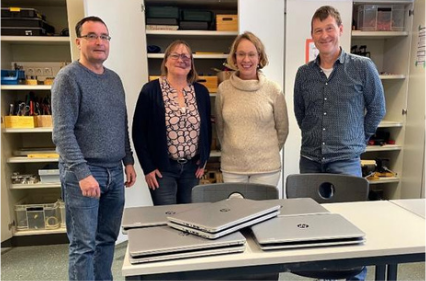 Übergabe der Anfang 2023 von der Festo  Vertrieb GmbH & Co. KG für den NwT-Unterricht gespendeten Laptops an das Schelztor-Gymnasium