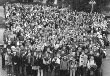 Foto von allen Schülerinnen und Schülern des Schelztor-Gymnasiums im Jahr 2003